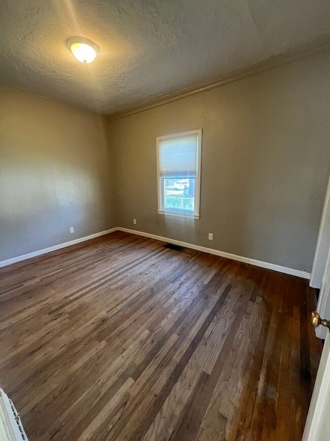 Building Photo - 604 N 10th Ave