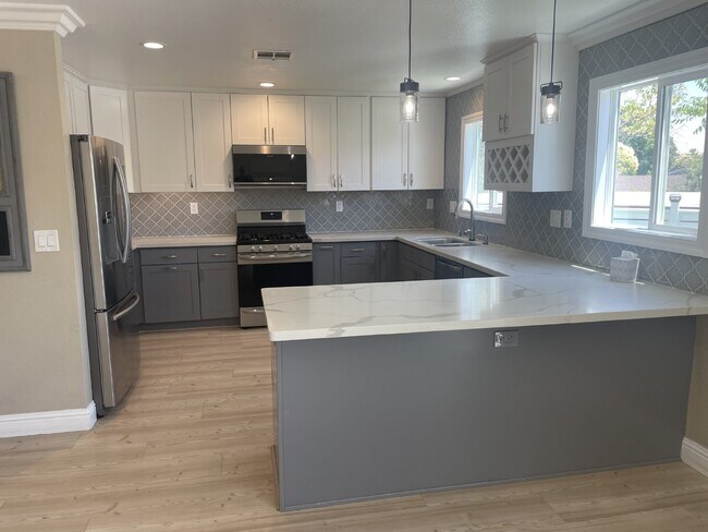 Building Photo - "Spacious 5-Bedroom Home at 624 Ross Circl...