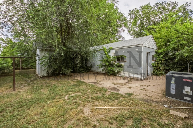Building Photo - 1028 W Munnell Ave