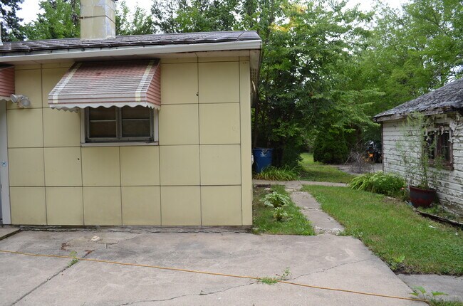 Building Photo - 905 Busse Rd