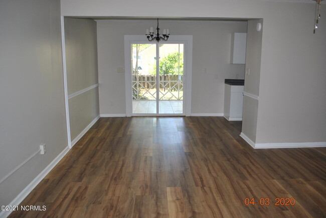 Building Photo - 303 Bracken Pl