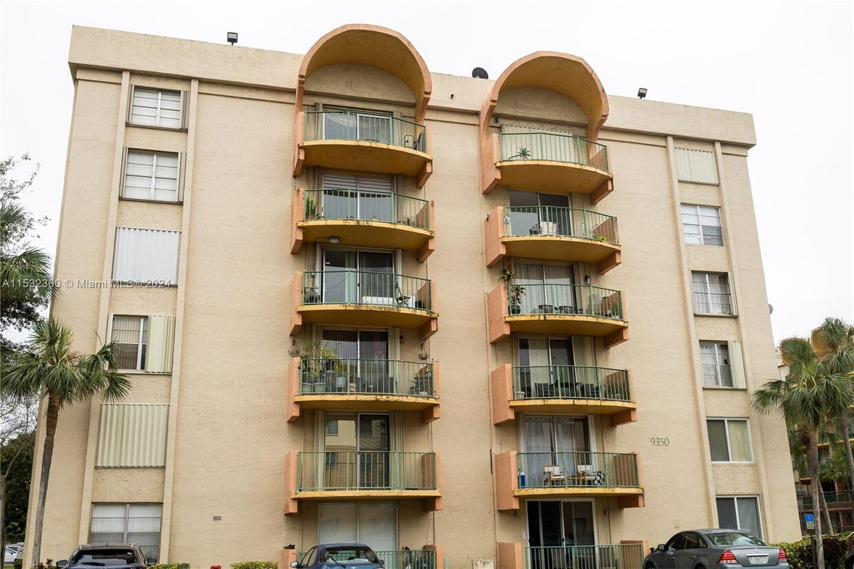 Primary Photo - 9350 Fontainebleau Blvd