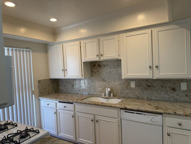 Apartamento n.º 5: Cocina con lavavajillas - 321 E Dryden St