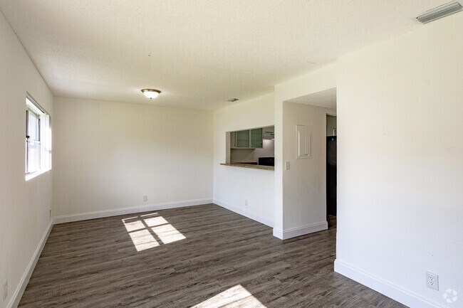 3 habitaciones, 1,5 baños - 1167 pies cuadrados - Comedor - Spinnaker Landing Apartments