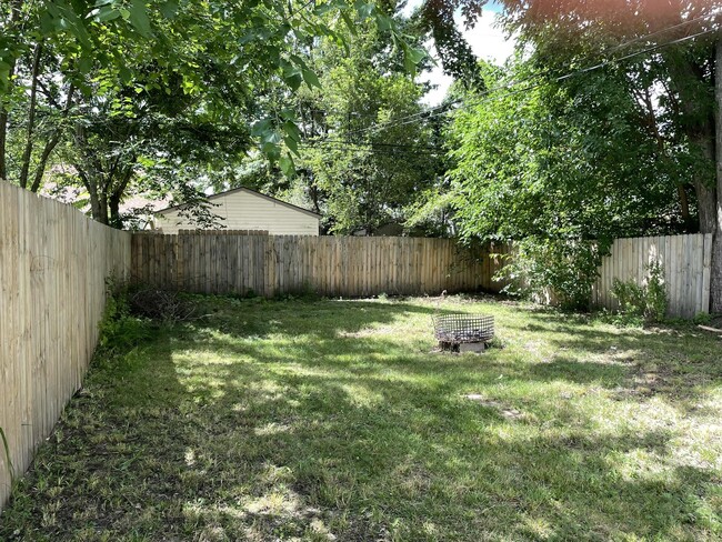 Building Photo - 1504 E Meyers Ave