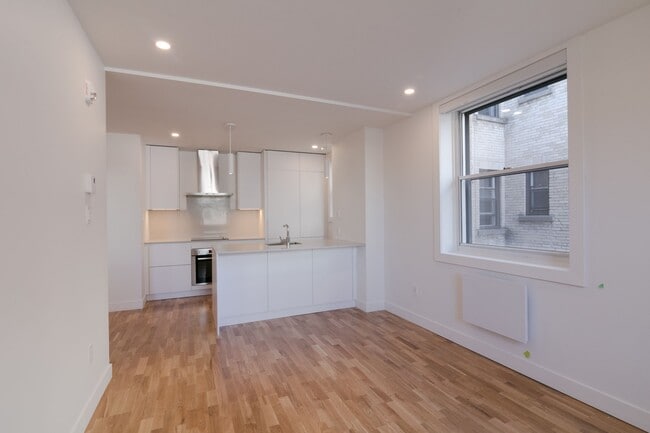 Building Photo - 5530 Ch De La Côte-Saint-Luc