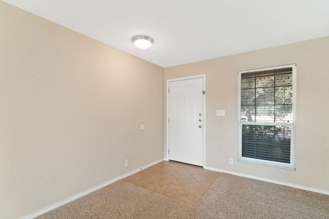 Building Photo - 4 Bedroom 2.5 Bathroom Champions Park Subd...