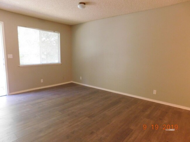 Living Room - 435 Rick Ct