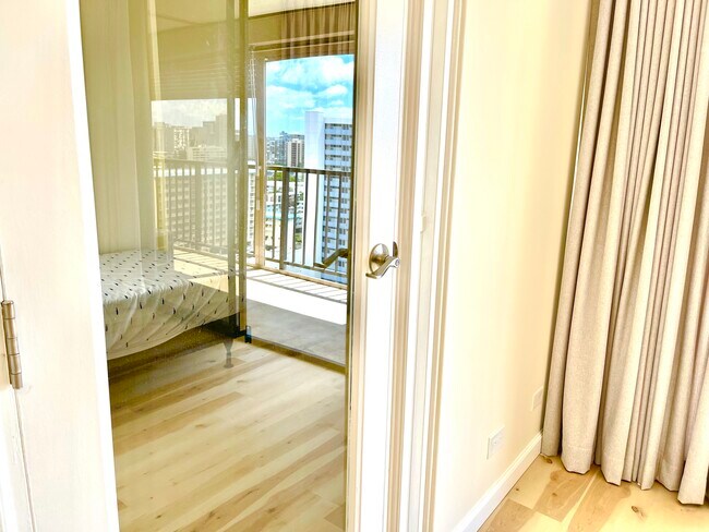 guest bedroom private access to lanai - 1201 Wilder Ave