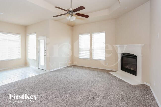 Foto del edificio - 921 Lake Cypress Ln