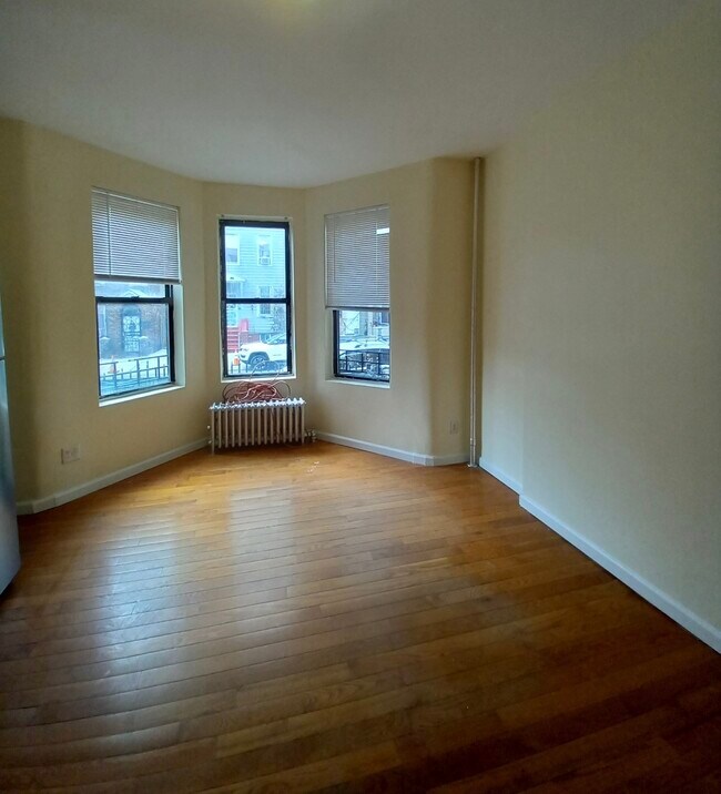 Building Photo - 495 Linwood St