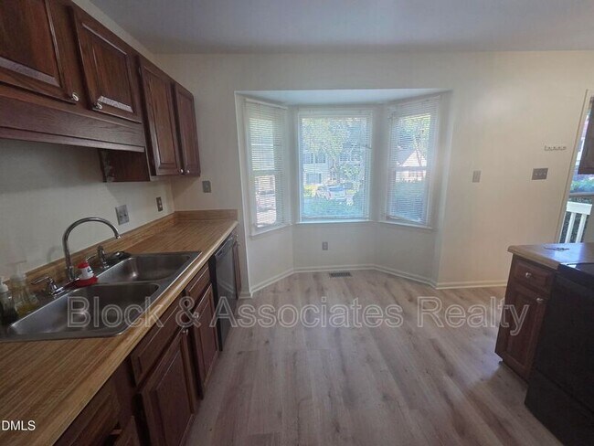 Building Photo - 6550 Thetford Ct