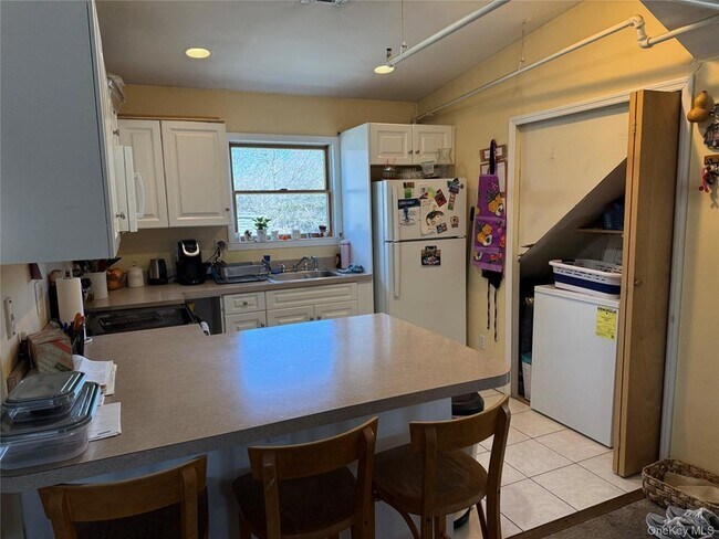 Foto del edificio - 64 Old Riverhead Rd