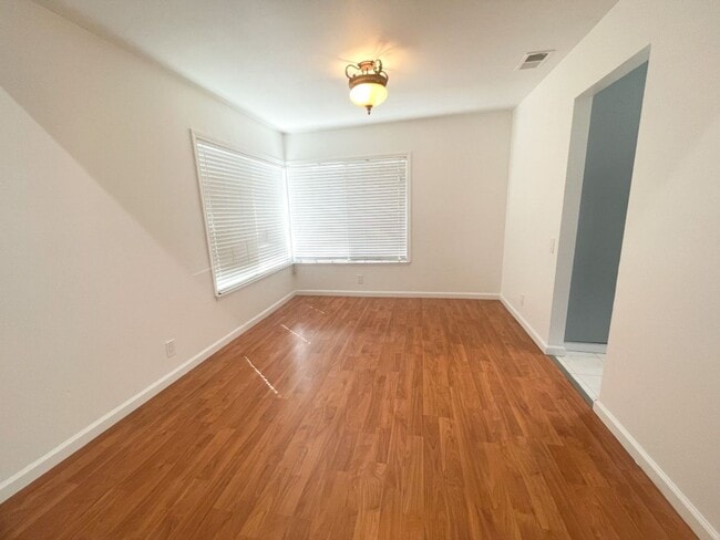 Building Photo - Cozy & Comfy 4-bedroom 2.5-bathroom home l...