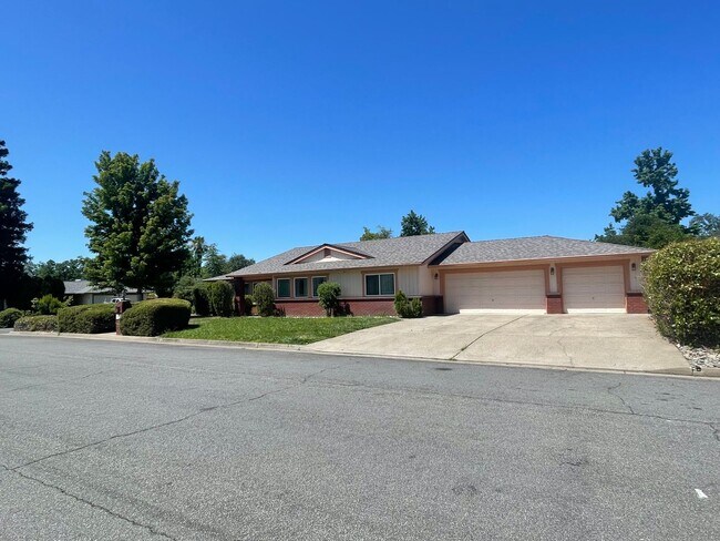 Building Photo - SPACIOUS 3 BED 2 BATH WITH A FAMILY ROOM A...