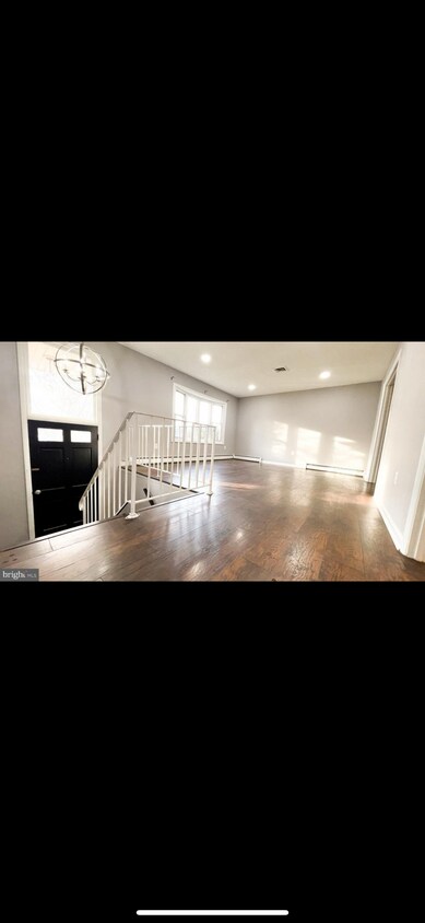Foto principal - 14209 Essex Dr