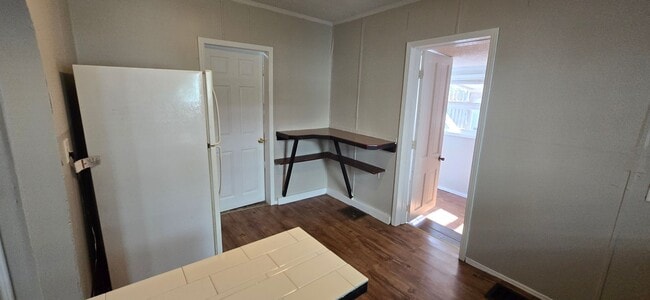 Building Photo - 2 Bed 1 Bath - Off Street Parking/Washer D...