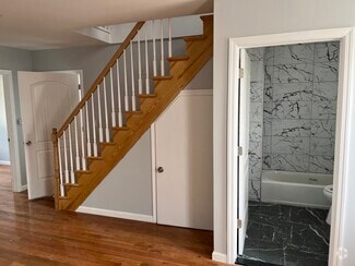 Building Photo - 493 Glenmore Ave