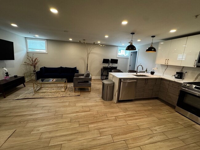 Foto del edificio - Discover this beautifully renovated 2BD/2B...