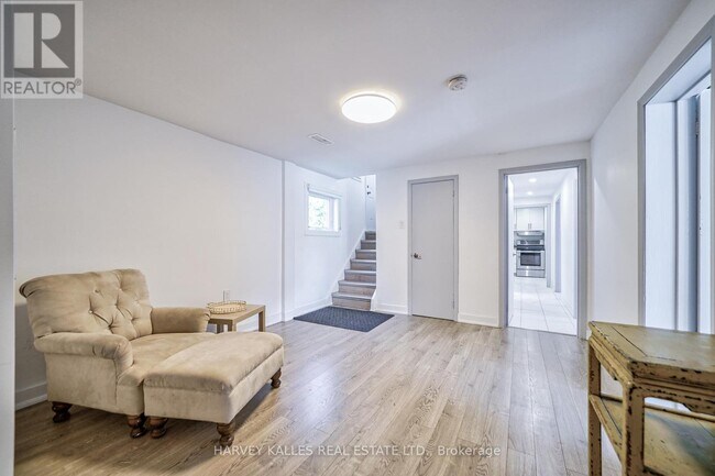 Photo du bâtiment - 215 Searle Ave