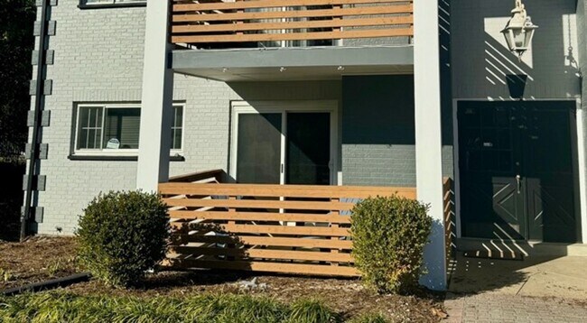 Foto del edificio - Minutes from I-170. Ask about our Move in ...