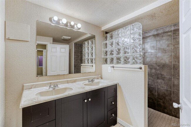 Foto del edificio - 3 bed, 3 full bath - perfect for roommates!