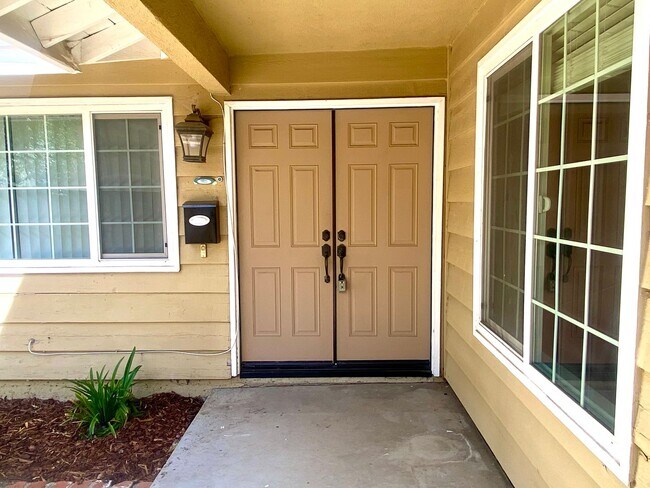 Foto del edificio - Beautiful 4b 2b Agoura Hills home with a p...