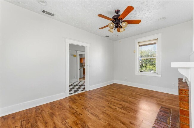 Foto del edificio - Cozy 1-Bedroom Apartment in Midtown – $1,300/month