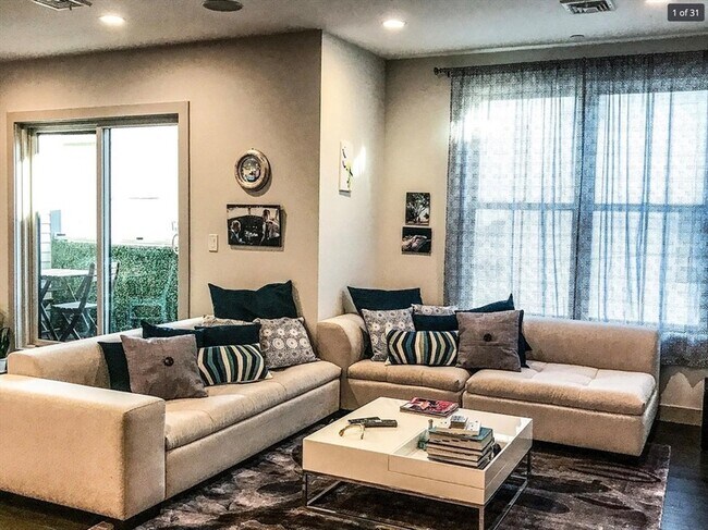 Foto del edificio - 309 E Street Unit 24