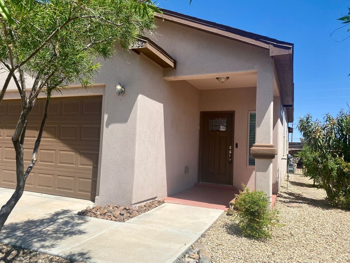 Primary Photo - 5135 Kensington way- Spacious 3-Bedroom Ho...