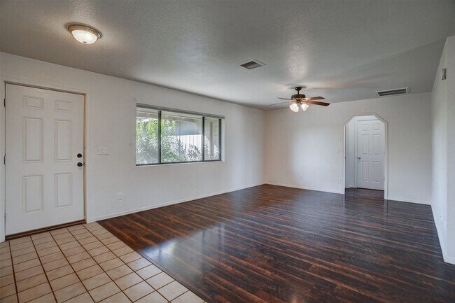Foto del edificio - 3 bedroom, 2 bathroom home in Prescott Valley