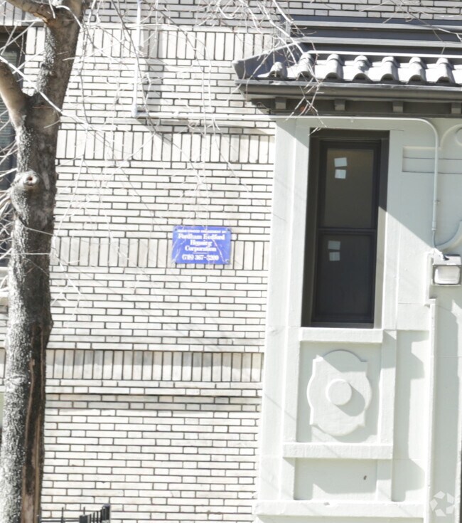Building Photo - 260 E 194th