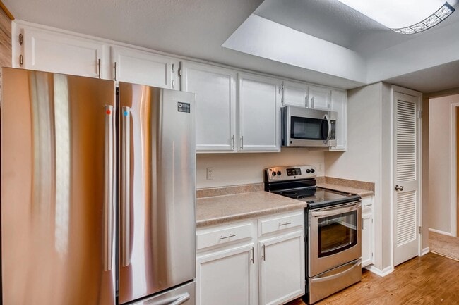 Building Photo - Spacious floor plan in established neighbo...