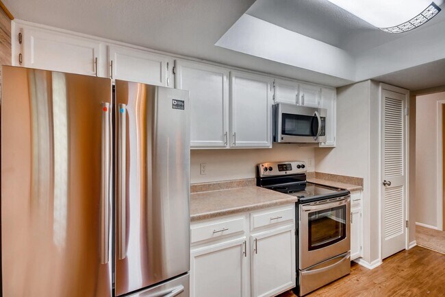 Foto del edificio - Spacious floor plan in established neighbo...