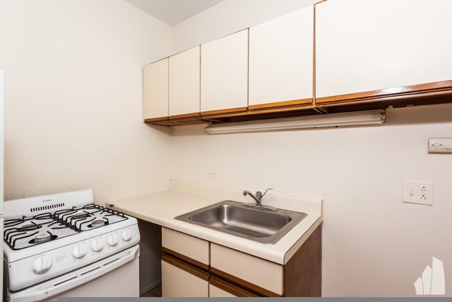 Building Photo - 809 W Cornelia Ave
