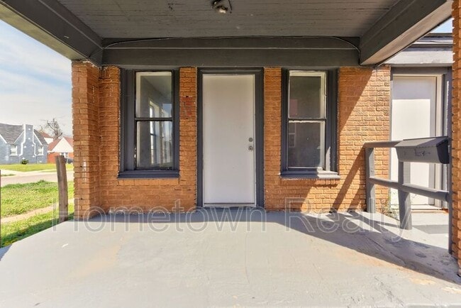 Building Photo - 2120 N Glen Ellyn St