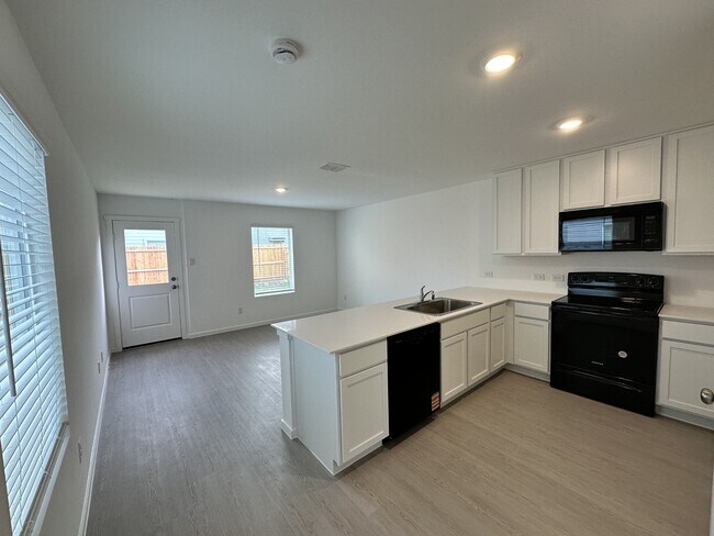 Foto del edificio - 920 Sandhill Crane Ln