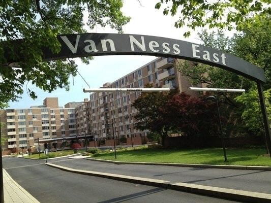 Entrada - 2939 Van Ness St NW