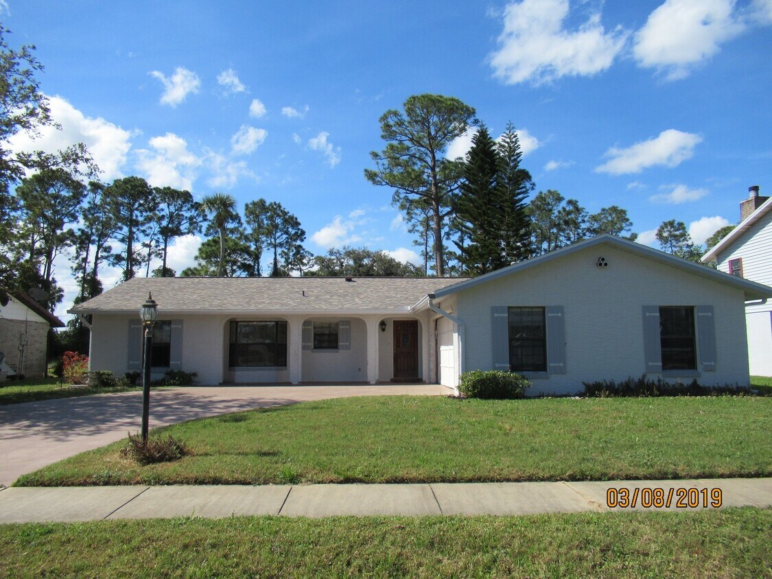Foto principal - Beautiful 3 Bedroom Home with Huge Yard!