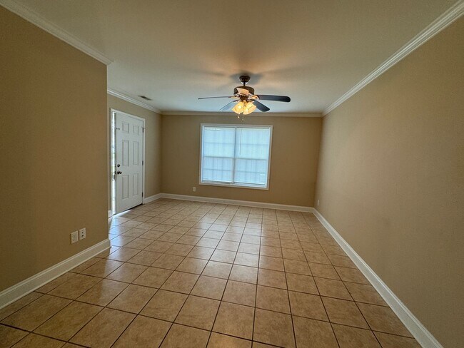 Foto del edificio - Available to Show