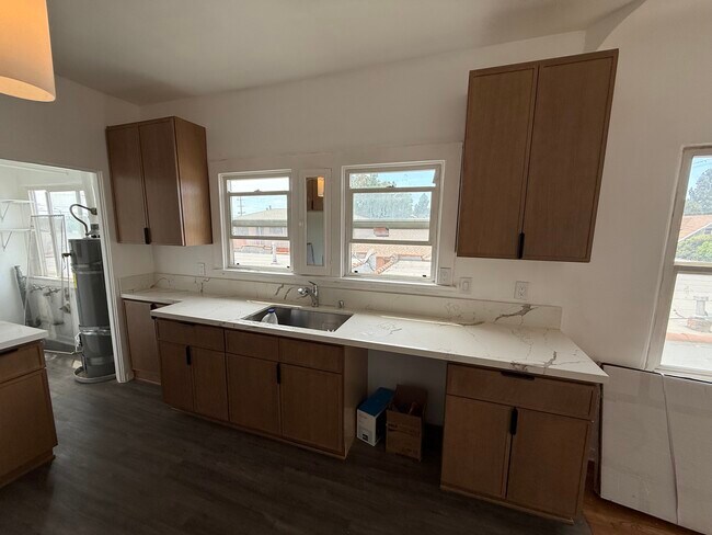 Building Photo - 212 1/2 W 57th St