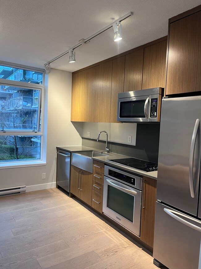 Kitchen with full size appliances (new stove) - 250 6th Av E