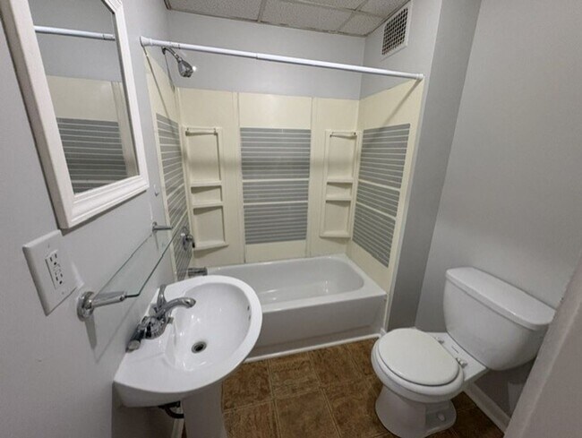 Foto del edificio - North of Downtown Akron: Updated 1BR with Tall Ceilings & Natural Light