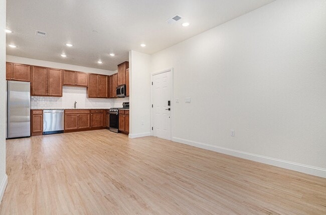 Building Photo - Ground Level Condo - 2 Bedrom 2 Bathroom in Chatfield Bluffs