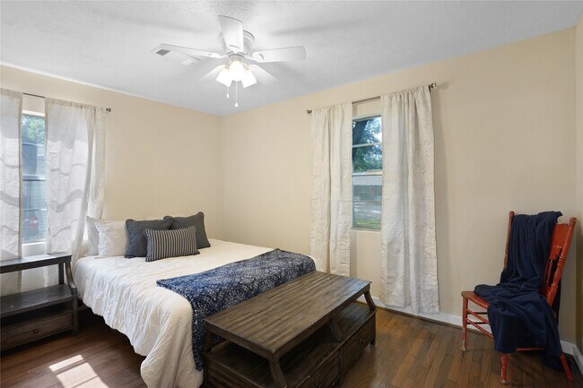 Building Photo - 201 E Oak St