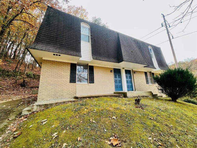 Building Photo - 701 Summitt Ave