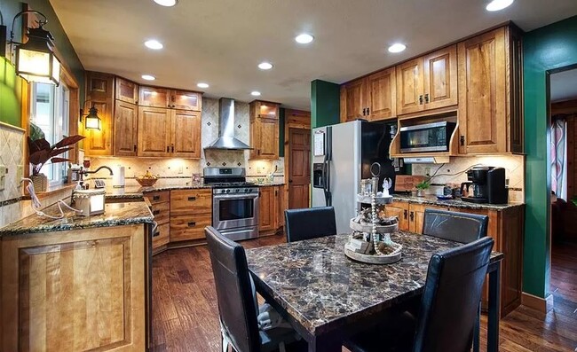 Foto del edificio - 460 Heather Ln