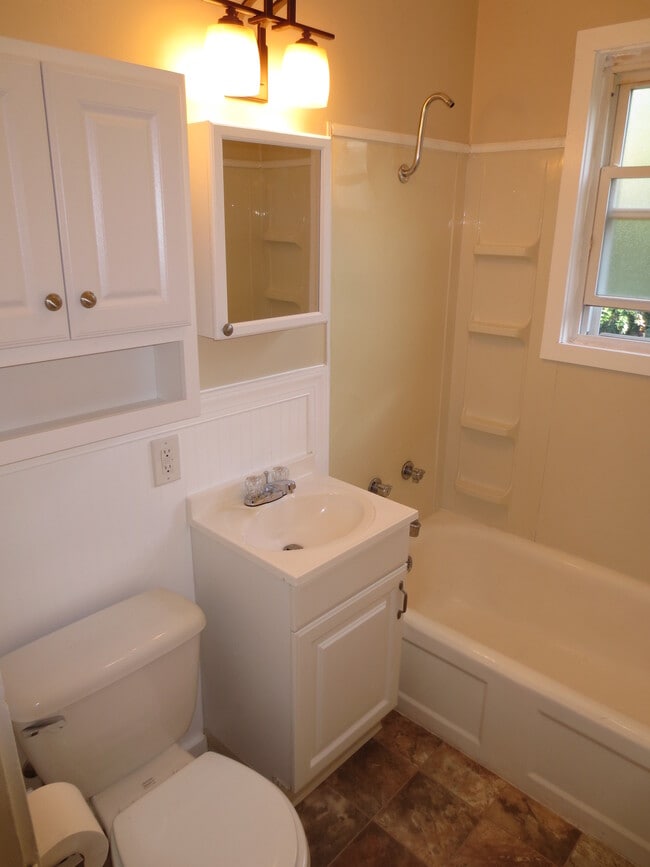 Foto del edificio - 341 Hemlock Dr