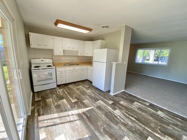 Building Photo - 607 S Sunset Dr