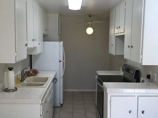 Foto del edificio - Beautiful One Bedroom with plenty of additional spaces for storage